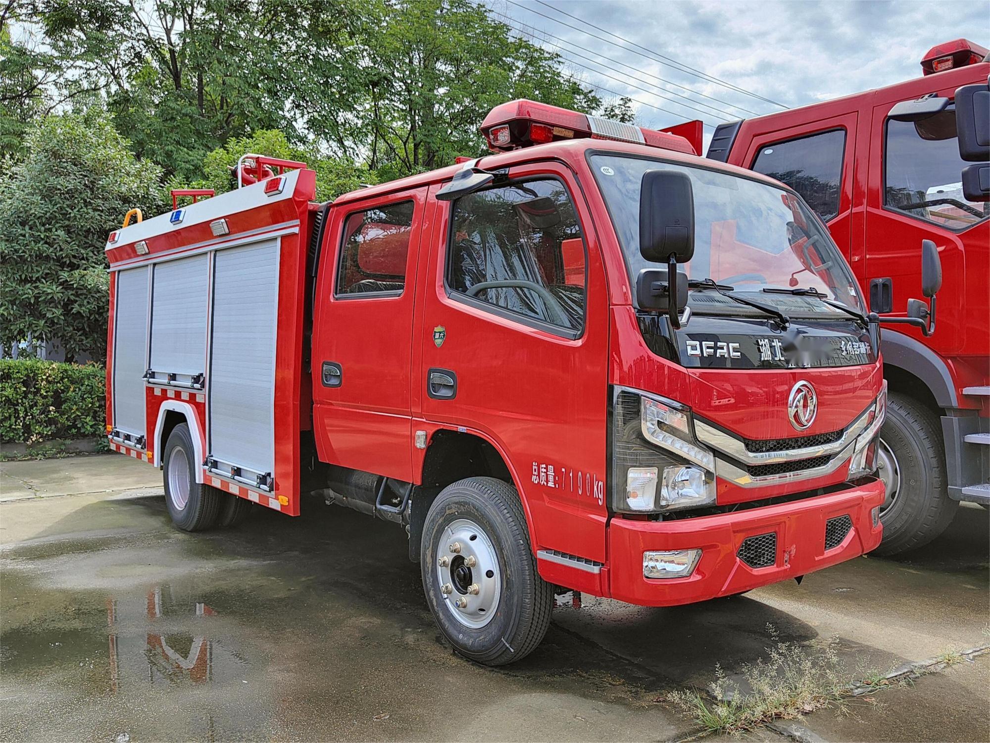 東風2.5噸水罐消防車