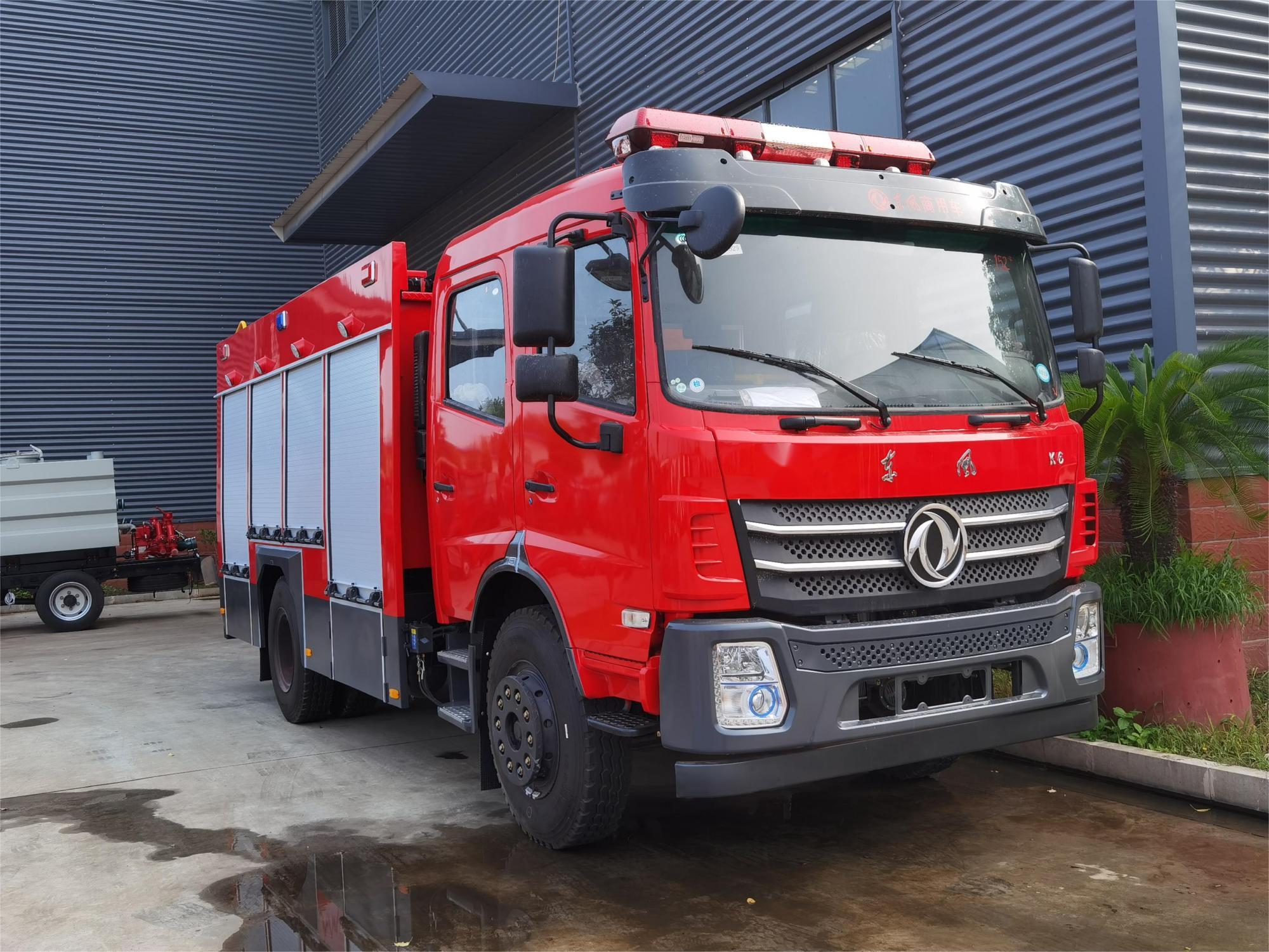 東風5.5噸泡沫消防車