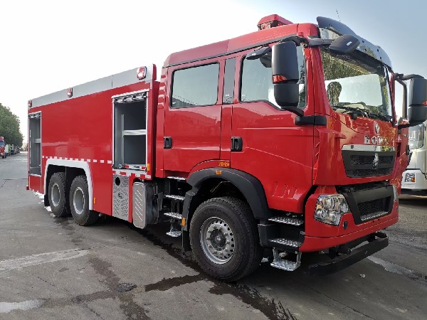 豪沃12噸泡沫消防車