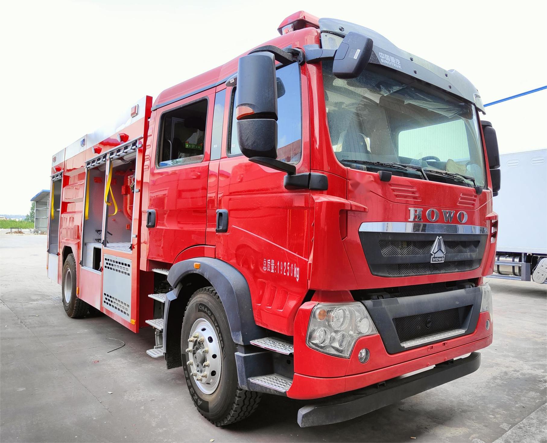 豪沃7噸干粉泡沫聯(lián)用消防車