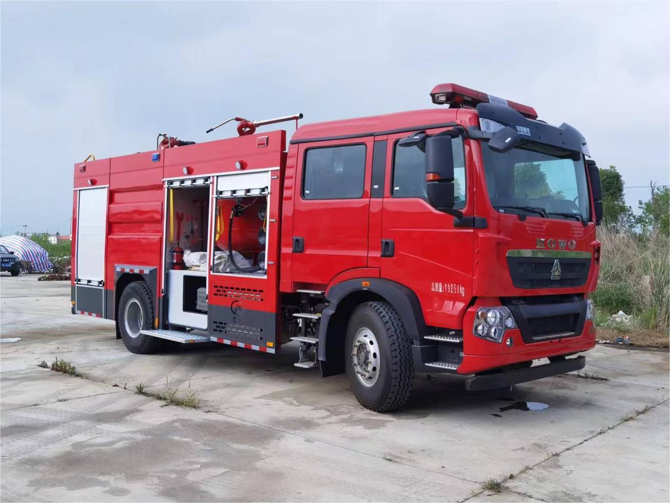 豪沃7噸干粉水聯(lián)用消防車