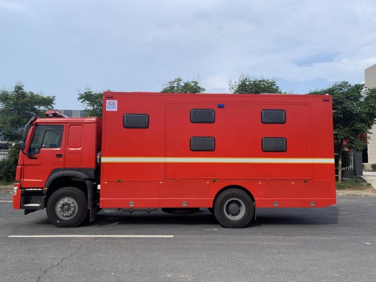 重汽宿營(yíng)車帶會(huì)議桌